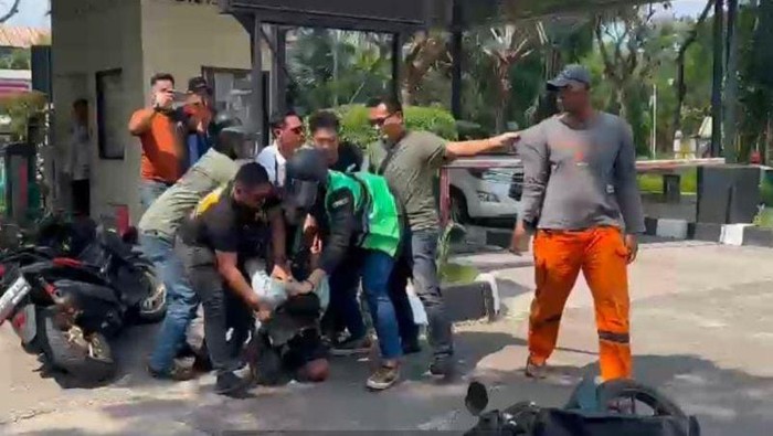 Petugas kepolisian Polres Pelabuhan Tanjung Priok menangkap pelaku MY yang diduga membunuh korban dengan menusuk menggunakan senjata tajam di kawasan Dermaga Muara Angke pada Jumat (13/6/2025) ANTARA/HO-Polres Pelabuhan Tanjung Priok.