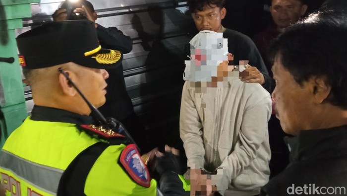 Petugas mengamankan seorang pemuda yang kedapatan membawa tembakau sintetis