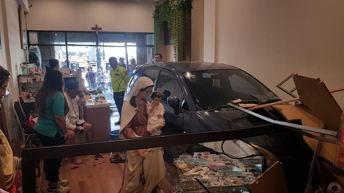 Petugas saat melakukan olah TKP.