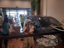 Pengemudi Mobil di Malang Salah Injak Pedal hingga Menabrak Sebuah Toko Rohani