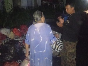 Petugas Malam-malam Sidak Warga Gianyar yang Buang Sampah di TPS Liar