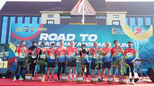 Polda Riau memberikan hadiah 79 pohon kepada 79 pelari yang mencapai garis finish Fun Run 7,9K.
