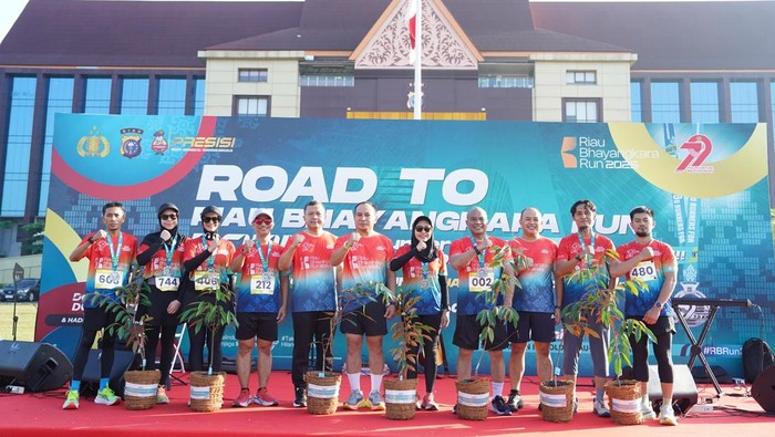 Polda Riau memberikan hadiah 79 pohon kepada 79 pelari yang mencapai garis finish Fun Run 7,9K.