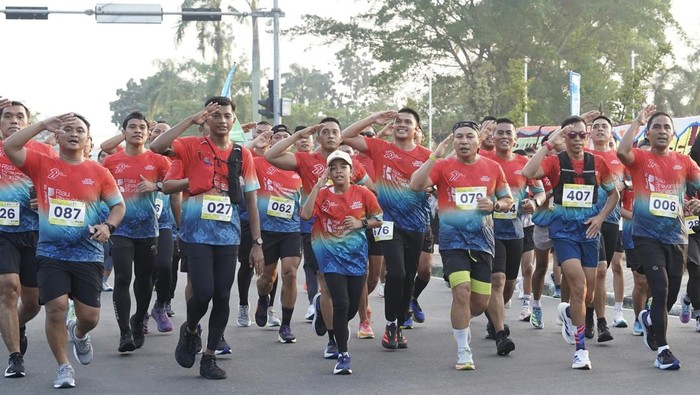 Polda Riau menggelar Fun Run 7,9 kilometer menyambut HUT Bhanyangkara ke-79.