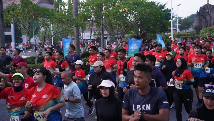 Polda Riau menggelar Fun Run 7,9K dalam rangka menyambut Hari Bhayangkara ke-79 serentak di 12 polres.