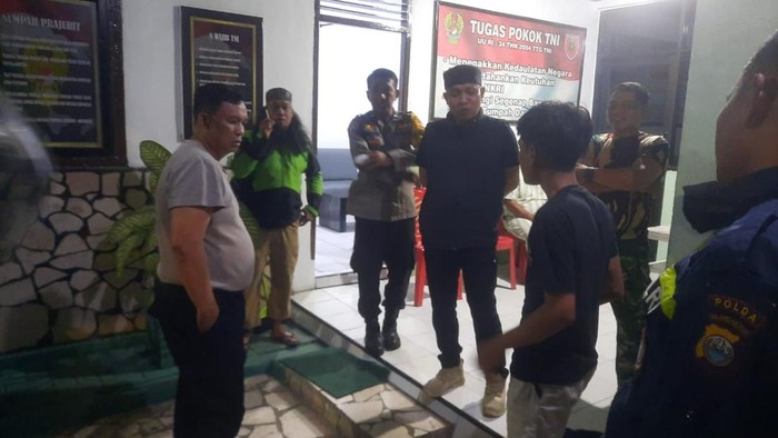 Polisi menangkap seorang remaja yang membawa busur panah diduga hendak tawuran di Makassar.