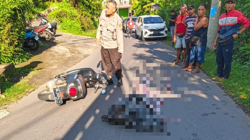 Polisi mengevakuasi korban tewas akibat kecelakaan lalu lintas di wilayah Desa Sidemen, Karangasem, Bali, Minggu (15/6/2025). (Foto: Dok. Polres Karangasem)