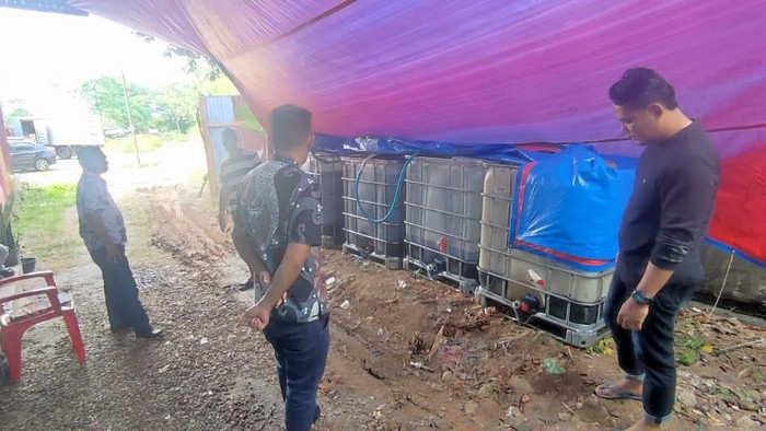 Polisi menggerebek penimbuna solar subsidi di halaman rumah warga di Maros.