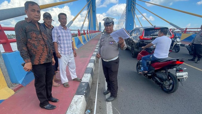 Polisi saat melakukan olah TKP kecelakaan di Jembatan Musi IV, Palembang