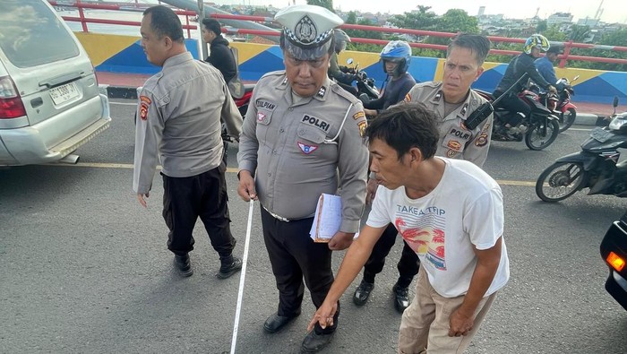 Polisi saat melakukan olah TKP pikap tabrak motor di Musi VI