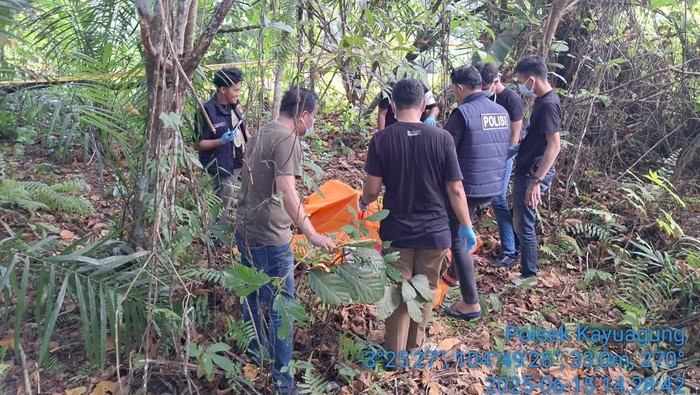 Polisi saat mengevakuasi jasad wanita tanpa identitas dalam karung