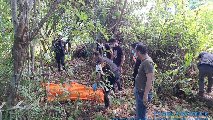 Polisi saat mengevakuasi jasad wanita tanpa identitas dalam karung di OKI