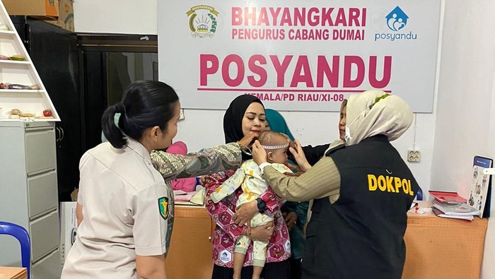 Polres Dumai menggelar bakti kesehatan anak dalam rangka menyambut Hari Bhayangkara ke-79.