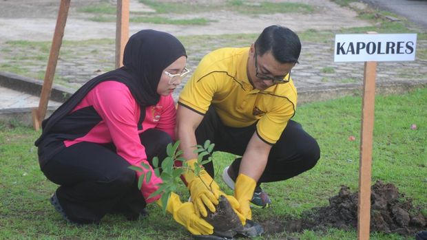 Polres jajaran Polda Riau serentak menggelar Fun Run 7,9K dalam rangka menyambut Hari Bhayangkara ke-79.