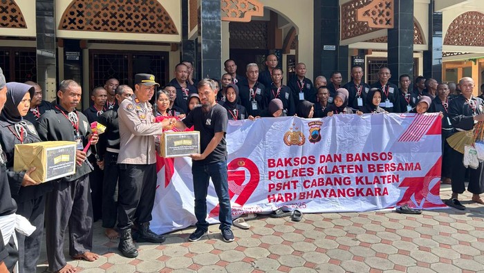 Polres Klaten dan PSHT P16 saat menggelar bakti sosial di Desa Tlogo, Kecamatan Prambanan. Foto diunggah Minggu (15/6/2025).