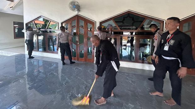 Polres Klaten dan PSHT P16 saat menggelar bakti sosial di Desa Tlogo, Kecamatan Prambanan. Foto diunggah Minggu (15/6/2025).