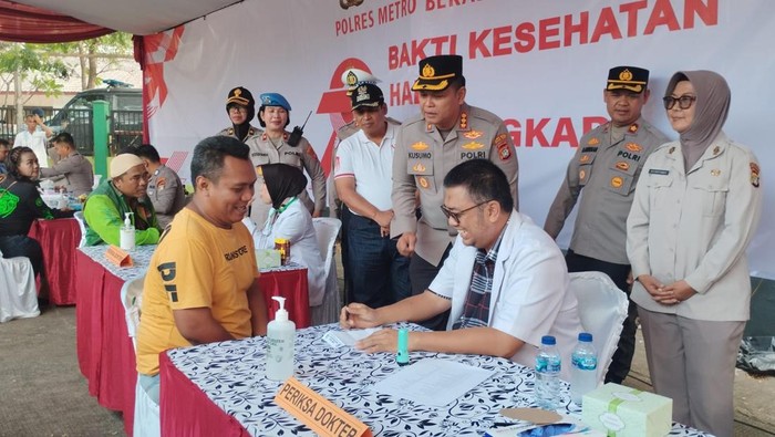 Polres Metro Bekasi Kota menggelar bakti sosial hingga kesehatan kepada para pengemudi ojol.