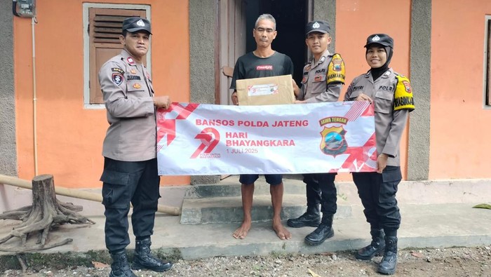 Polsek Karanganyar, Polres Kebumen, memperingati HUT ke-79 Bhayangkara dengan kegiatan kemanusiaan.