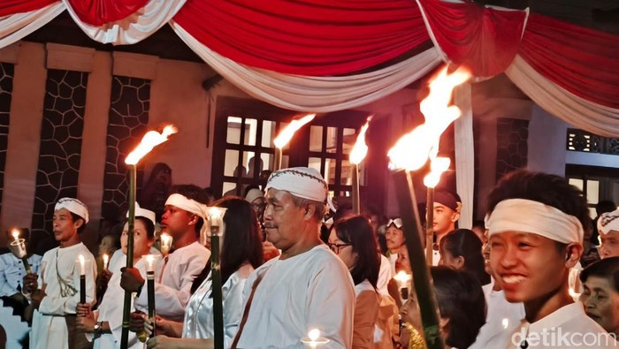 Prosesi Damar Sewu yang jadi pembuka upacara Seren Taun