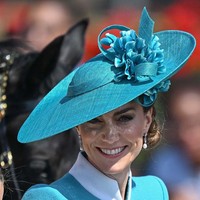 Dalam prosesi yang dimulai dari Istana Buckingham, Kate tampil anggun mengenakan coat dress biru rancangan Catherine Walker. Bagian atasan hadir dengan twist berupa lapel dan kerah asimetris. Ia kemudian melengkapi gayanya dengan topi lebar karya Juliette Botterill. (Foto: Rasid Necati Aslim/Anadolu via Getty Images)