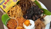 Salah satu yang wajib dicoba, Nasi Cuhima Bu Evie. Menawarkan nasi campur ala Madura dengan lauk cumi hitam gurih, empal dan serundeng manis, dan sambal yang pedas. Foto: Detikcom / Riska Fitria