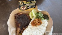 Ada juga menu bebek item khas Madura yang tidak kalah enak. Dagingnya lembut tidak berbau, disajikan dengan bumbu Madura yang sedap! Foto: Detikcom / Riska Fitria