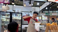 Kalau mau cari yang ringan, bisa ke gerai Lao Yoo. Mereka punya berbagai camilan tradisional, seperti cakwe, kue bantal, dan onde-onde. Bisa pesan paket mix isi 6 seharga Rp 90.000. Foto: Detikcom / Riska Fitria
