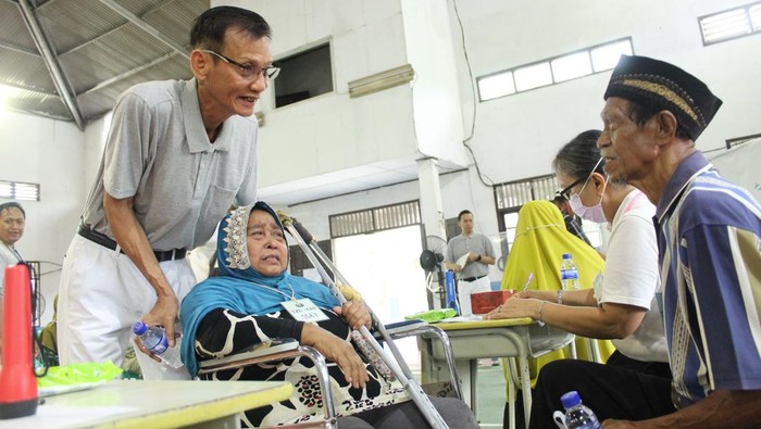 Relawan Tzu Chi APP melaksanakan bakti sosial kesehatan gratis kepada masyarakat sekitar perusahaan
