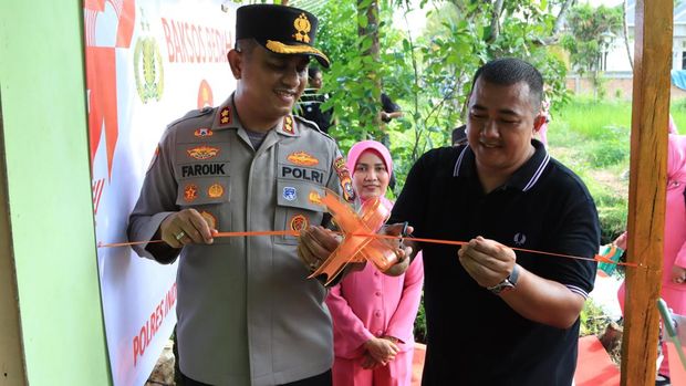 Sambut HUT Bhayangkara ke-79, Polres Inhil menggelar bedah rumah warga.