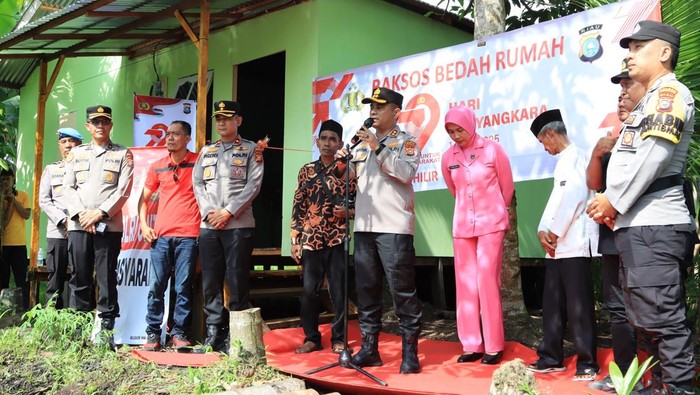 Sambut HUT Bhayangkara ke-79, Polres Inhil menggelar bedah rumah warga.