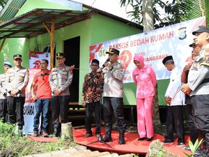 Polres Inhil Bedah Rumah Warga Sambut Hari Bhayangkara ke-79
