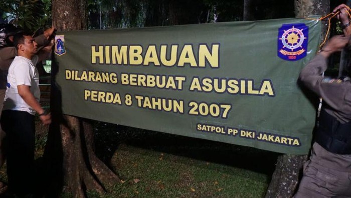 Satpol PP Jakarta Selatan memasang spanduk larangan berbuat asusila di Taman Langsat, Kebayoran Baru, Jakarta, Sabtu (14/6/2025). (ANTARA/HO-Satpol PP Jakarta Selatan)