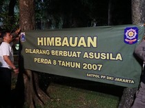 Taman di Jakarta Buka 24 Jam, Spanduk Dilarang Mesum Dipasang!