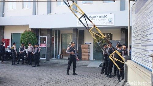 Sejumlah polisi berjaga di depan gedung RSK Bedah BIMC Hospital, Kuta, Badung, Bali, Minggu (15/6/2025). (Foto: Aryo Mahendro/detikBali)