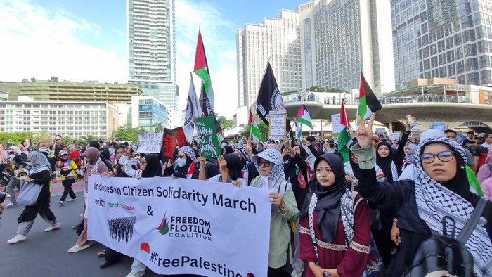Sekelompok orang menggelar aksi solidaritas bela Palestina di kawasan CFD Bundaran HI. (Taufiq/detikcom)