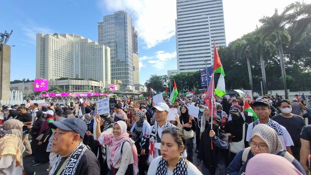 Sekelompok orang menggelar aksi solidaritas bela Palestina di kawasan CFD Bundaran HI. (Taufiq/detikcom)