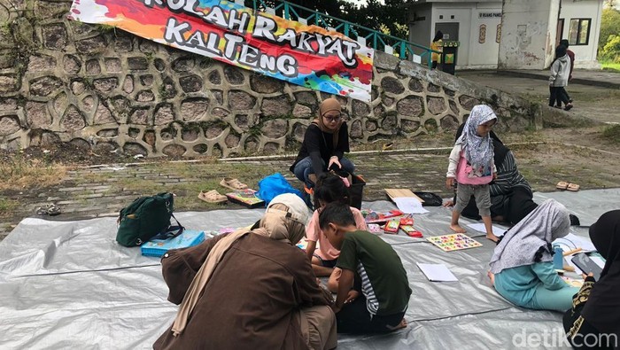 Sekolah Rakyat Merdeka Kalteng beri ruang literasi bagi anak-anak marginal di taman bawah Jembatan Kahayan Palangka Raya.