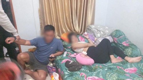 Seorang LC asal Cianjur berinisial TA ditangkap polisi saat berduaan di dalam kamar bersama pengedar sabu, Sabtu (14/6/2025).