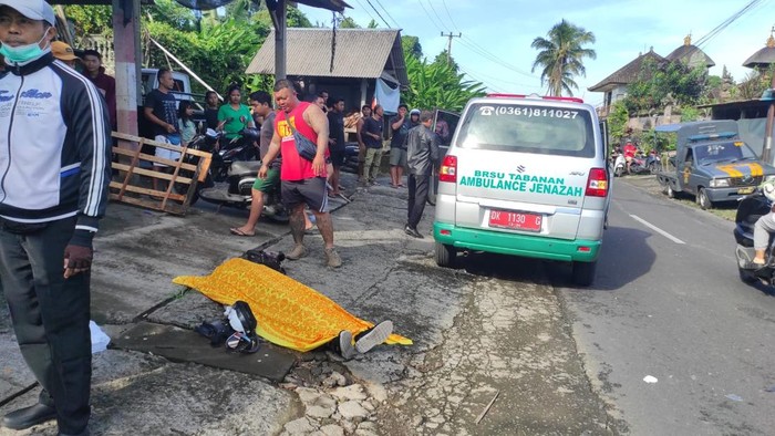 Seorang pemotor tewas tergeletak diduga menjadi korban tabrak lari di Banjar Dinas Tengah, Desa Marga Dajan Puri, Kecamatan Marga, Tabanan, Bali, Minggu (15/6/2025). (Foto: Dok. Polsek Marga)