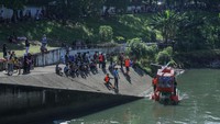 Sejak pagi, anak-anak tampak mengantre dengan tertib untuk bisa mencoba pengalaman unik ini.