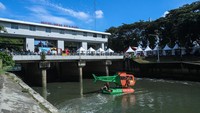 Dibekali mesin penggerak kecil seperti milik perahu nelayan, wahana ini mampu mengangkut beberapa anak dan berputar hingga tiga kali putaran di atas air.