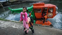 “Senang banget naik helikopter air. Rasanya seperti terbang di atas sungai,” ujar salah satu anak yang baru saja turun dari wahana.