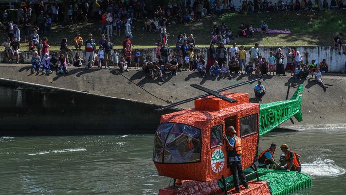 Suasana akhir pekan di kawasan Banjir Kanal Timur (BKT) tampak meriah dan berbeda dari biasanya. Anak-anak tertawa riang saat menaiki wahana unik berbentuk 