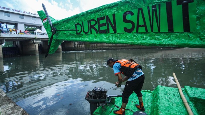 Suasana akhir pekan di kawasan Banjir Kanal Timur (BKT) tampak meriah dan berbeda dari biasanya. Anak-anak tertawa riang saat menaiki wahana unik berbentuk 