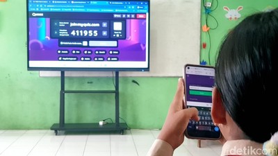 Melihat Antusiasme Murid SD Belajar Pakai Smartboard di Banyumas