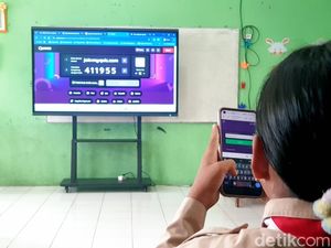 Melihat Antusiasme Murid SD Belajar Pakai Smartboard di Banyumas