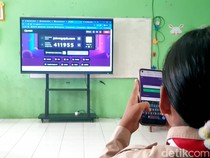Melihat Antusiasme Murid SD Belajar Pakai Smartboard di Banyumas