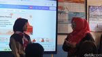 Melihat Antusiasme Murid SD Belajar Pakai Smartboard di Banyumas