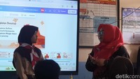 Mengikuti kemajuan teknologi masa kini, proses belajar mengajar tidak lagi menggunakan metode ceramah. Tetapi bisa memanfaatkan video maupun edugames untuk menerangkan materi kepada para murid dan melibatkan interaksi mereka. Foto: Devita Savitri/detikEdu
