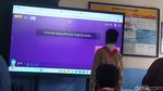 Melihat Antusiasme Murid SD Belajar Pakai Smartboard di Banyumas